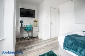Contractor-Friendly 2Bed Apartment, Near City Centre, Sleeps 4 with Free Parking - Image 3