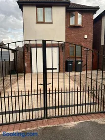 Entire -4 Bedrooms Detached House with Driveway - Image 5