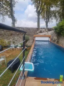 Gîte de la Mignonerie du Château de Jallanges pour 19 personnes avec 4 ou 7 chambres - Image 1