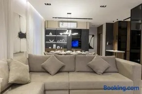 Luxury 3-Bedroom Free Parking Smart TV - Image 1