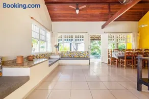Casa 4 quartos, 2 suítes, piscina e acessibilidade - Frente para a lagoa - Image 2