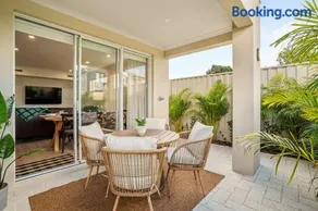 3BR Family Home Near Scarborough Beach Perth - Image 1