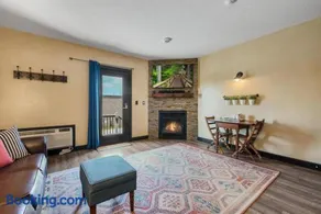 Rustic Suite · Romantic Getaway on Main Street - Rustic Suite - Image 4