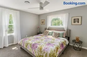 MODERN LUX 3BR HOME - King Bed - 10 mins to FT HOOD - Fenced yard - Pets ok- Family friendly -LONG or SHORT TERM - Image 1