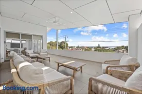 Silver Sands Sanctuary - 6BR Beachside Luxury - Image 3