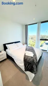 South Melbourne - Iconic Living, Steps to CBD - Image 2