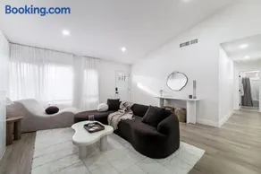 Luxury 3 bedroom Newly renovated home - Image 1
