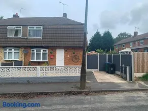 Ladbury House in Walsall near the M6, Walsall Uni and Hospital, with free parking and easy access to Birmingham city centre, West Brom and Alexander Stadium, only 20 mins to the NEC and Birmingham airport, 15 mins to Villa Park, Great for contractors - Image 3