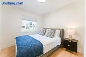 Luxury 3 Bedroom House with Spa-Like Washrooms with Smart toilets and Airconditioner - Image 4