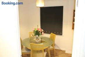 4 Bedroom house, Parking, Wi-Fi, Near Town Centre - Image 2