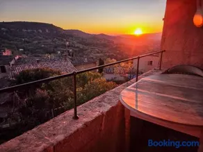 Elegant Saignon Village House with Scenic Terrace Views 2BR and 2BA - Image 1