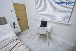 Cozy Charming Bungalow BRAND NEW - Image 4
