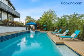 Entire Private Home with Big Yard, View, King Bed, Parking, 4 Bedrooms 3 Bathrooms, Available Now - Image 2