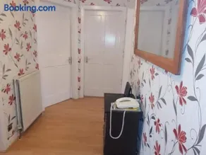 Comfortable Rooms With Work Desks In Cheerful Apartment Glasgow City - Image 4
