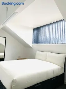 Beautiful 4 Bedroom 2 bathroom House close to city centre - Image 2