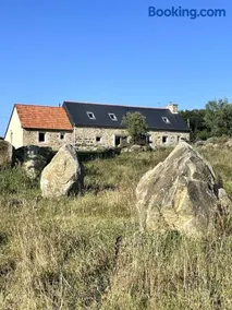 Longere a 20mins de la Mer et de l'Ile de Brehat avec Menhirs et Moutons Ouessant - Image 1