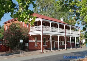 Honeysuckle Inn - Violet Town - Image 3