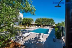 CROWONDER Sun Dance Apartments with Heated Swimming Pool Seaview and Garden - Image 2