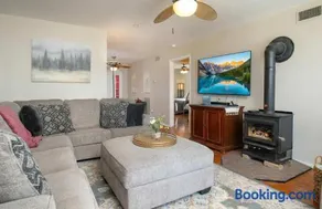Lakefront House with Boat Dock, BBQ in Peaceful Flint - Image 3