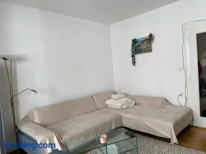 Salon lumineux avec TV et Canapé - Image 1