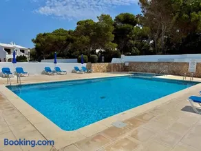 Suite con piscina y vistas al mar en Cala Morell - Image 1