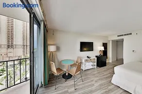 Palms Waikiki Studio with Partial Ocean Views - Image 4