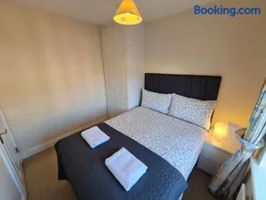 3 Cosy Bedrooms in a House 6 people - Image 1