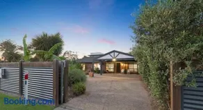 Aquawaters Beach House - 5 min walk to beach - Image 2