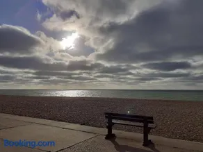1-bed Seaside Retreat - Sleeps 2, Parking & Garden - Image 4