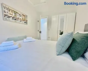 Bright & stylish short term rentals - Image 5