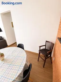 Apartamento 2 Quartos para 8 Pessoas com Garagem Ar Condicionado Escritório privativo WiFi6 800Mb em Frente ao Hospital Sadalla - Image 5