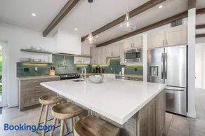 Luxury 3-Bed Beach Cottage with Hot Tub, Fire Pit, BBQ - Walk To Beach - Image 2