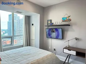 Home stay - Room with Yonge Street view and 3 Star Hotel Amenities - Image 2