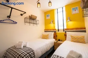 Cozy Chic Dairy Cottage Near To Beach & Shops Parking - Image 5