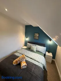 #81 Stylish Top Floor - for 2 - 10 mins to Brueton Park - " Perfect for Business Traveler and Couple - Free Parking" - Image 4