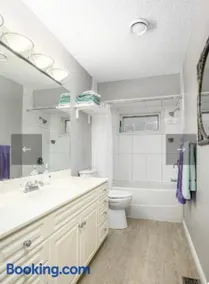 Suite with own entrance kitchen bathroom & laundry - Image 2