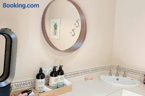 Incredible Waterview - 4 Bedroom Hobart Waterside Cottage - Image 3