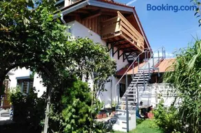 Komplette Dachwohnung mit Balkon und Bergblick - Image 1