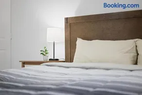 Shadyside, Pittsburgh !B Modern and Bright Private Bedroom with Shared Bathroom - Image 2