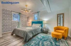 4BR House Mins to Downtown Annapolis with Firepit, Basement Bar, & Sleeps 12 - Image 2