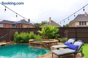 Luxurious 5-Bed home with heated Pool, Jacuzzi, Media Room, Grill and several living spaces! - Image 2