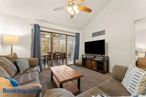 Luxury Lake Vacation at Emerald Pointe - Image 1