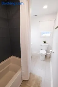 Walk to Harborside Sleeps 16 Boat Trailer Parking - Image 3