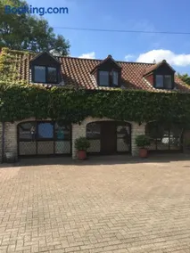 The Coach House Stylish spacious retreat with secure parking - Image 1