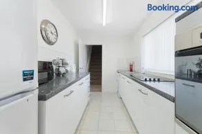 Stylish 3BR Stay Sleeps 9 by Stay With Us - Image 3