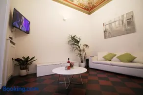 Spanish Steps Art Apartment - Image 3