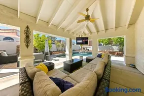 Ultimate Vacation: A Luxurious Oasis with a Pool! - Image 4