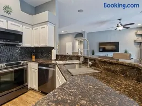 Beautiful Desert Oasis Villa with Pool - Image 3