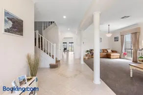 14 Excelsior Pde - BYO Linen - Pets Negotiable - Waterviews - Image 2