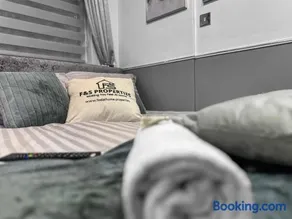 Stylish Studio Suite W Vip Lounge Access-maerdy - Image 5